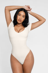 Kurzärmliger, ultraformender Push-Up-Bodysuit – Weiß
